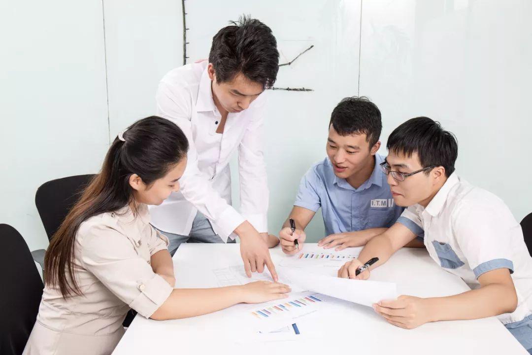 求职者进厂面试 中介叮嘱别说是本科求职者进厂面试，中介叮嘱别说是本科